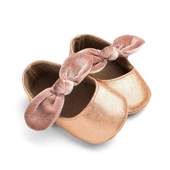  Обувь из искусственной кожи для маленьких девочек, Мокасины для новорожденных, обувь с бантом, нескользящая обувь на мягкой подошве для младенцев, обувь для кроватки