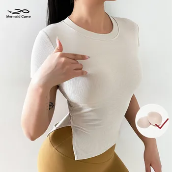  Женская летняя спортивная футболка с разрезом сбоку и коротким рукавом, тонкая дышащая быстросохнущая рубашка для йоги для бега с накладкой на грудь
